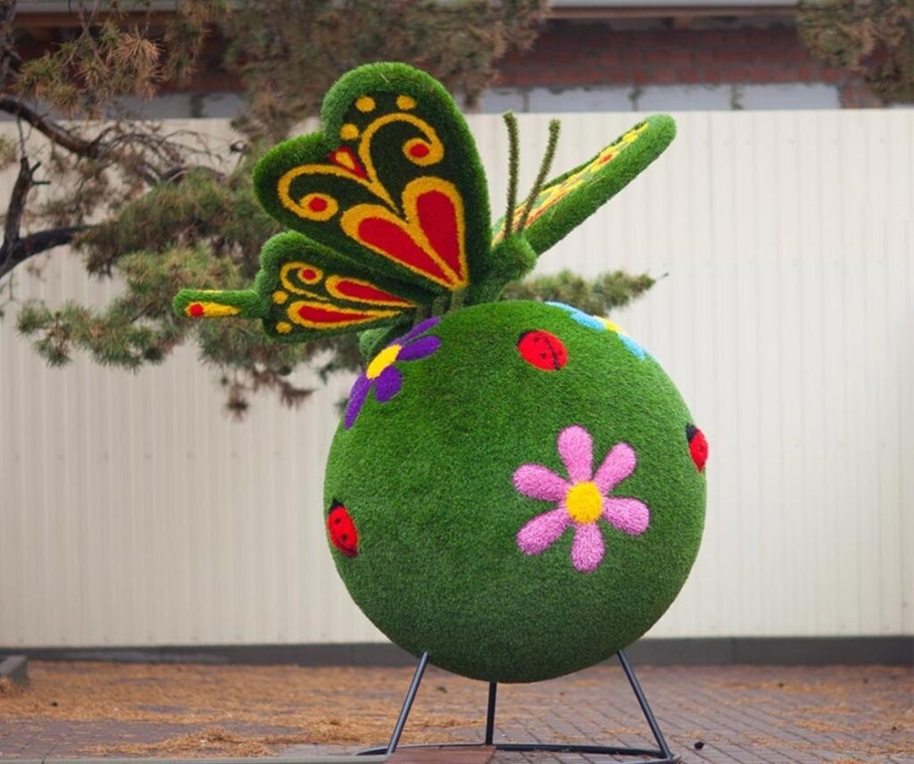 Топиари бабочка на шаре поляна  215x145x165 см
