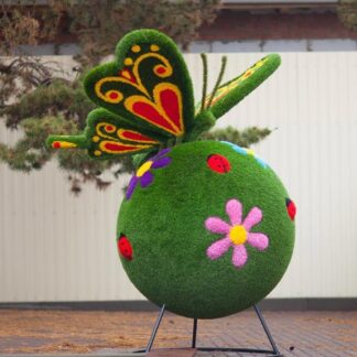 Топиари бабочка на шаре поляна 215x145x165 см